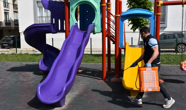 Gemlik Belediyesi'nden Parklara Yaz Öncesi İlaçlama