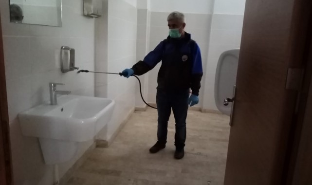 Gemlik Belediyesi okul tuvaletlerini ilaçlıyor