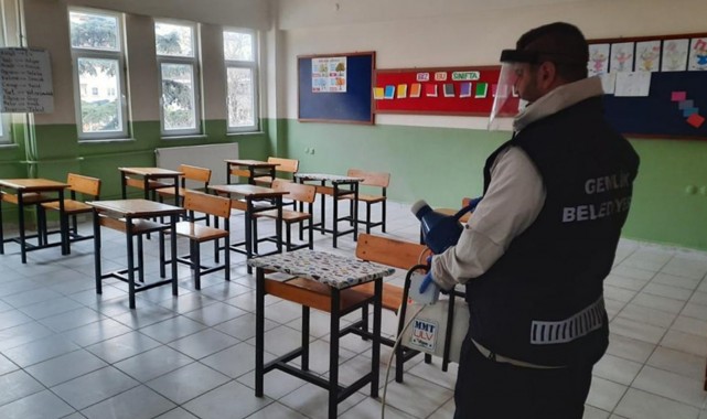 Gemlik Belediyesi okulları dezenfekte etti