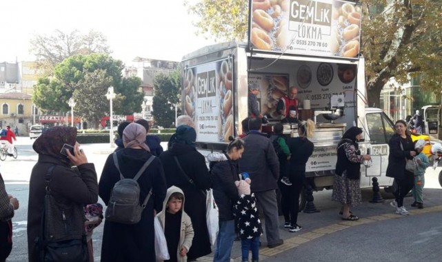 Gemlik Kadın Meclisi Atatürk ve şehitlerimizin ruhuna lokma dağıttı