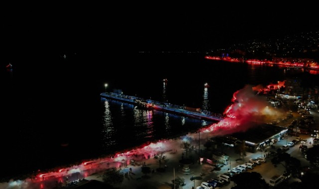 Gemlik’te binlerce meşale Cumhuriyet için yakıldı.