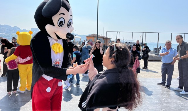 Gemlik’te çocuklar bayramı şeker tadında kutluyor