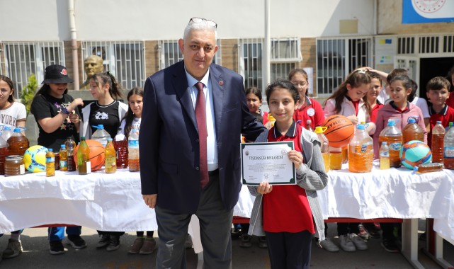 Gemlik’te duyarlı öğrenciler körfezin kirlenmesini önlüyor