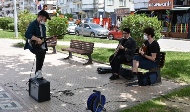 Gemlik’te gençlere özel müzik dinletisi