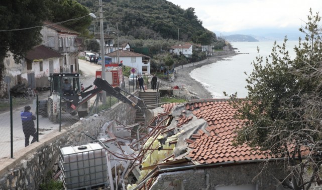 Gemlik’te kaçak bina yıkıldı