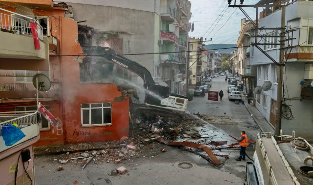 Gemlik’te Metruk Bina Yıkımları Devam Ediyor