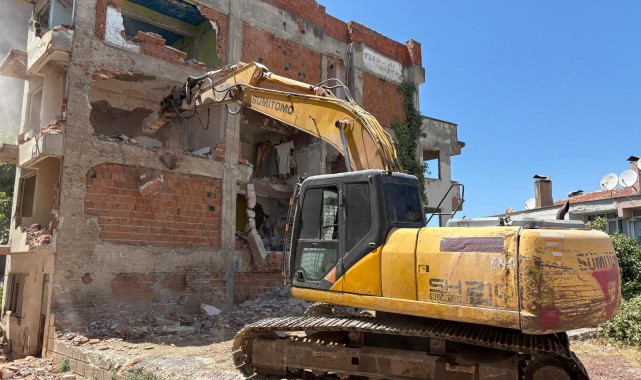 Gemlik’te Metruk Bina Yıkımları Sürüyor