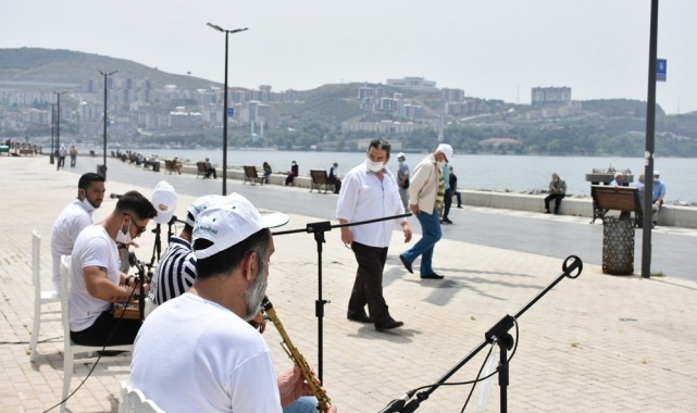 Gemlik’te sokağa çıkan vatandaşlara müzik ziyafeti