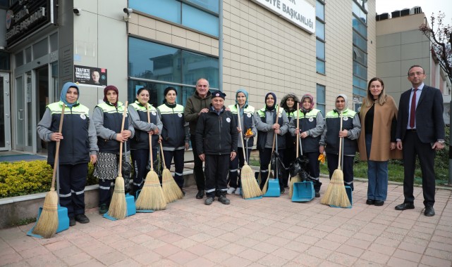 Gemlik’te sokakların temizliği kadınlara emanet