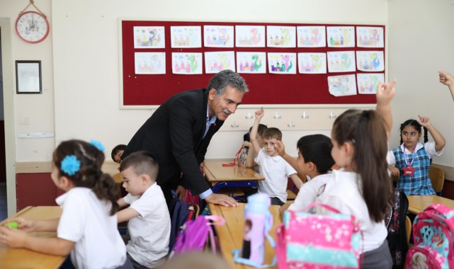 Gemlikli miniklere çantaları Başkan Amcalarından