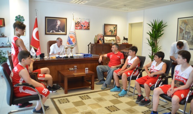Genç Basketbolcular Kupalarıyla Belediyede