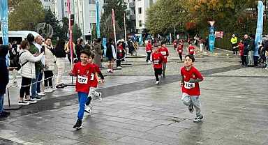 Gençler ve çocuklar Cumhuriyet için koştu
