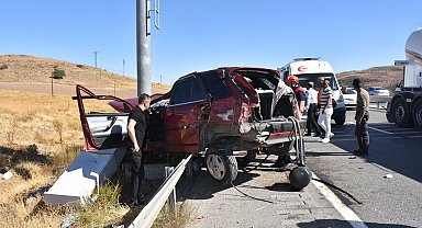 Hafif ticari araç ile otomobil çarpıştı: 10 yaralı