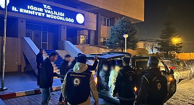 Hafif ticari aracın bagajından 10 kaçak göçmen çıktı