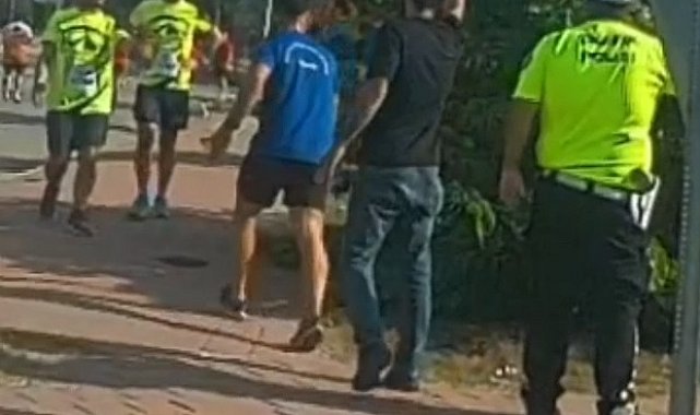 Halk koşusu nedeniyle yolu kesilen araç sürücüleri, koşucuları tartaklayıp hakaret etti