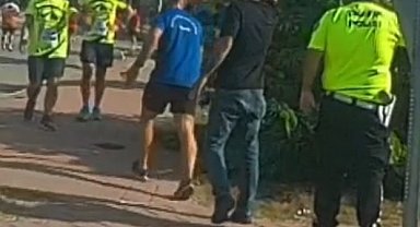 Halk koşusu nedeniyle yolu kesilen araç sürücüleri, koşucuları tartaklayıp hakaret etti