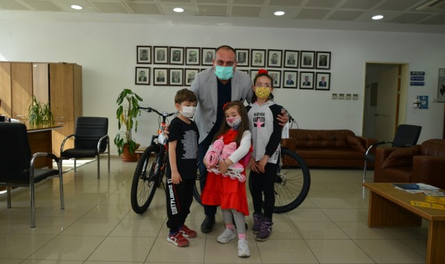 Harçlığını bağışlayan çocuklara Başkan Sertaslan’dan sürpriz hediye