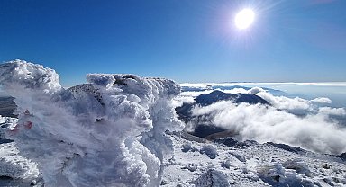 Hasan Dağı'nın zirvesine yağan kar, kartpostallık görüntüler ortaya çıkardı