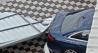 Hatay'da fırtına; 2 binanın çatısı uçtu, araçlar zarar gördü