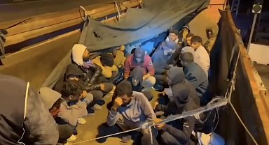 Hatay'da TIR'dan 28 kaçak göçmen çıktı