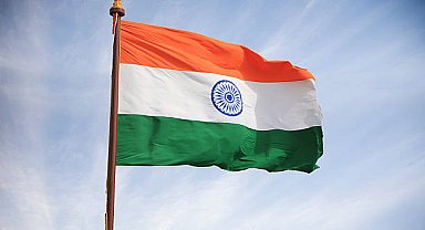 Hindistan'da heyelan nedeniyle kayalar yolcu otobüsünün üzerinde düştü: 15 ölü