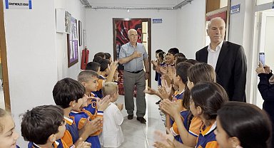 Hızır öğretmenin 43 yıllık eğitim serüveni, sürpriz veda ile taçlandırıldı