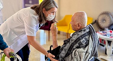 Huzurevini ziyaret edip, yaşlılarla egzersiz yaptılar