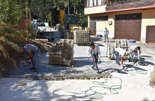 İki mahallede taş parke çalışması