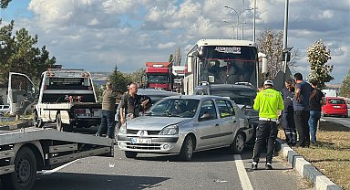İşçi servisi otobüsü, kırmızı ışıkta bekleyen 7 araca çarptı: 3 yaralı