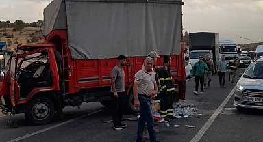 İşçileri taşıyan kamyonet ile kamyon çarpıştı: 14 yaralı