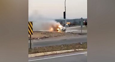 Işıklarda bekleyen otomobilin alev alev yanması kamerada