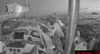 İsrail askerlerinin Sumud Filosu'ndaki tekneye baskın anı kamerada