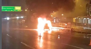 İstanbul - 15 Temmuz Şehitler Köprüsü'nde otomobil alev alev yandı