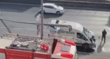 İstanbul - Avcılar'da minibüsün çarptığı elektrik direği D-100'e devrildi