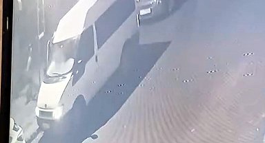 İstanbul - Avcılar'da park halindeki minibüsü dakikalar içinde çalıp kaçtı