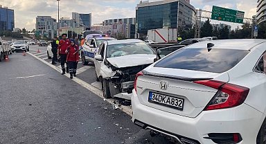 İstanbul - Bağcılar TEM Otoyolu'nda 2 otomobil çarpıştı: 4 yaralı