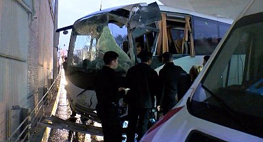 İstanbul- Bakırköy'de çevik kuvvet otobüsü üst geçide çarptı; araçta sıkışan polisi itfaiye kurtardı
