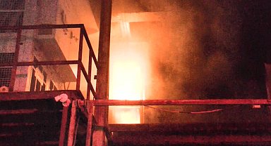 İstanbul - Başakşehir'de plastik malzeme deposu alev alev yandı