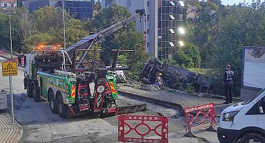 İstanbul- Beşiktaş'ta yokuştan kayan kamyon devrildi