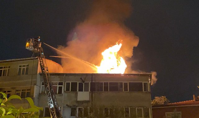 İstanbul - Beyoğlu'nda tekstil atölyesinin çatısı alev alev yandı