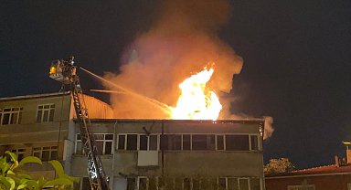 İstanbul - Beyoğlu'nda tekstil atölyesinin çatısı alev alev yandı