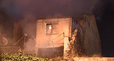 İstanbul - Fatih'te 2 katlı metruk bina alev alev yandı