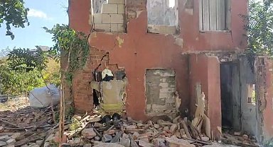 İstanbul - Fatih'te 2 katlı metruk bina çöktü-1