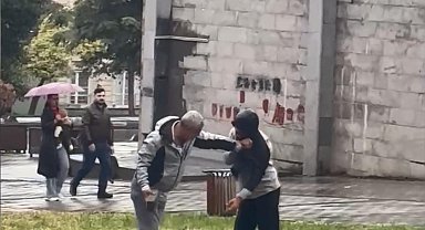 İstanbul - Gaziosmanpaşa'da tartıştığı kişiyi önce yerde sürükledi; sonra kaldırım taşıyla darbetti