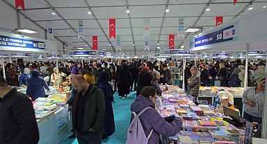 İstanbul- İstanbul Valisi Davut Gül, Üsküdar Kaymakamlığı Kitap Fuarı'nın açılışına katıldı