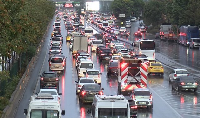 İstanbul - İstanbul'da yağmurun etkisi ile yoğun trafik oluştu -2