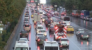 İstanbul - İstanbul'da yağmurun etkisi ile yoğun trafik oluştu -2