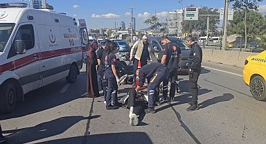 İstanbul- Kadıköy'de sapağı kaçıran otomobil sürücüsü motosiklete çarptı