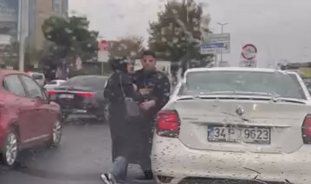 İstanbul - Kadıköy'de trafikte yolcu indirme tartışması kamerada