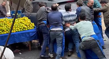 İstanbul - Kağıthane'de tezgah açamayınca pazar yerinde bırakılan aracı elbirliğiyle kaldırdılar; o anlar kamerada